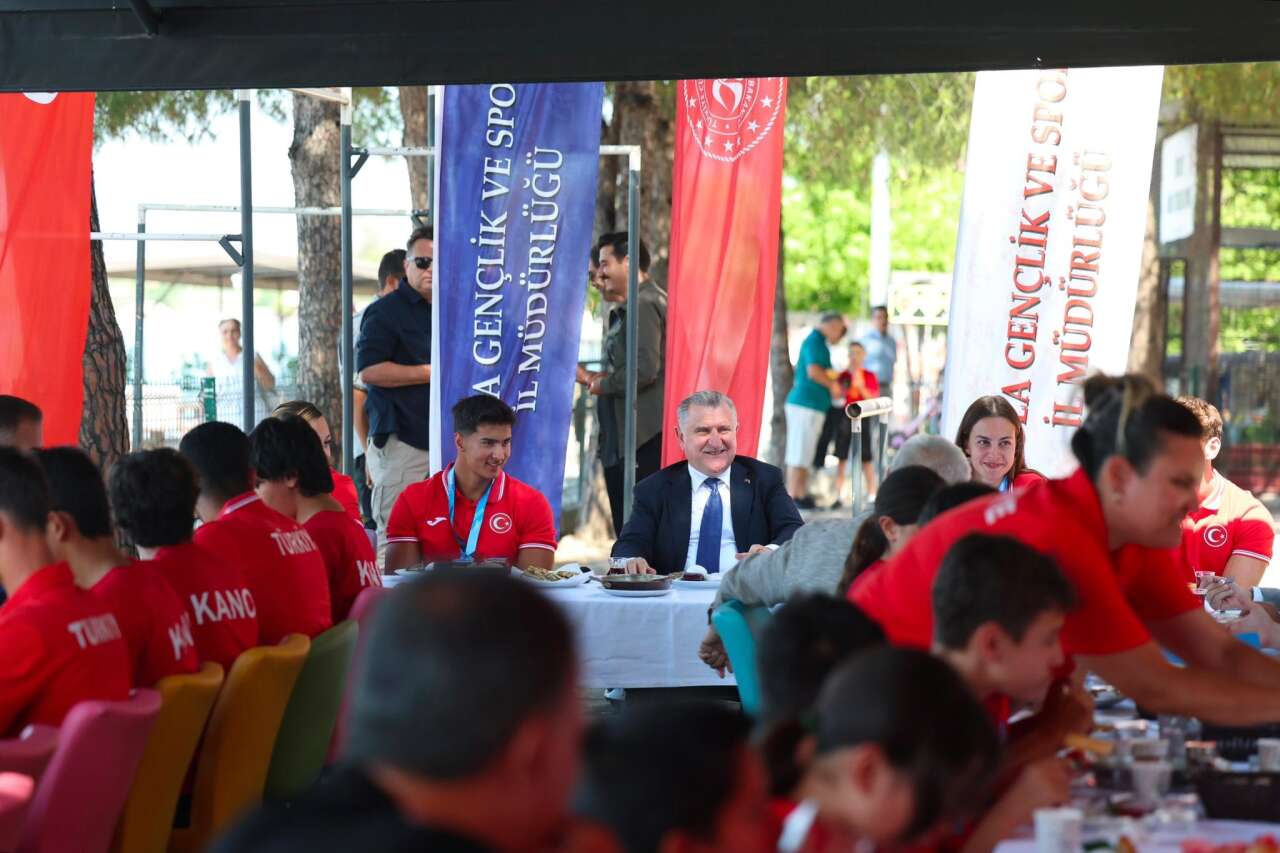 Muğla Spor Yatırımları Güçleniyor: Bakan Osman Aşkın Bak, Millî Sporcular ve Gençlerle Buluştu 4